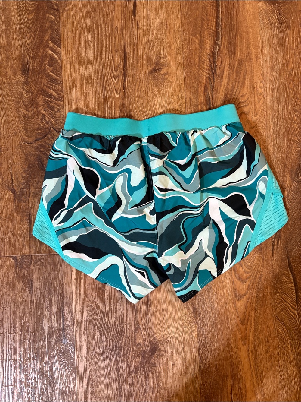Under Armour Women's Turquoise & Teal Abstract Print Athletic Shorts - Size S - Picture 2 of 3